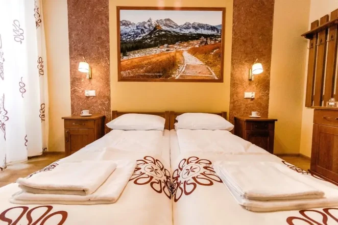 Comfort/Balkon kamer voor 2+1 gasten met eigen badkamer en uitzicht op de bergen
