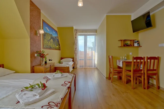 Comfort/Balkon kamer voor vier gasten met eigen badkamer en uitzicht op de bergen